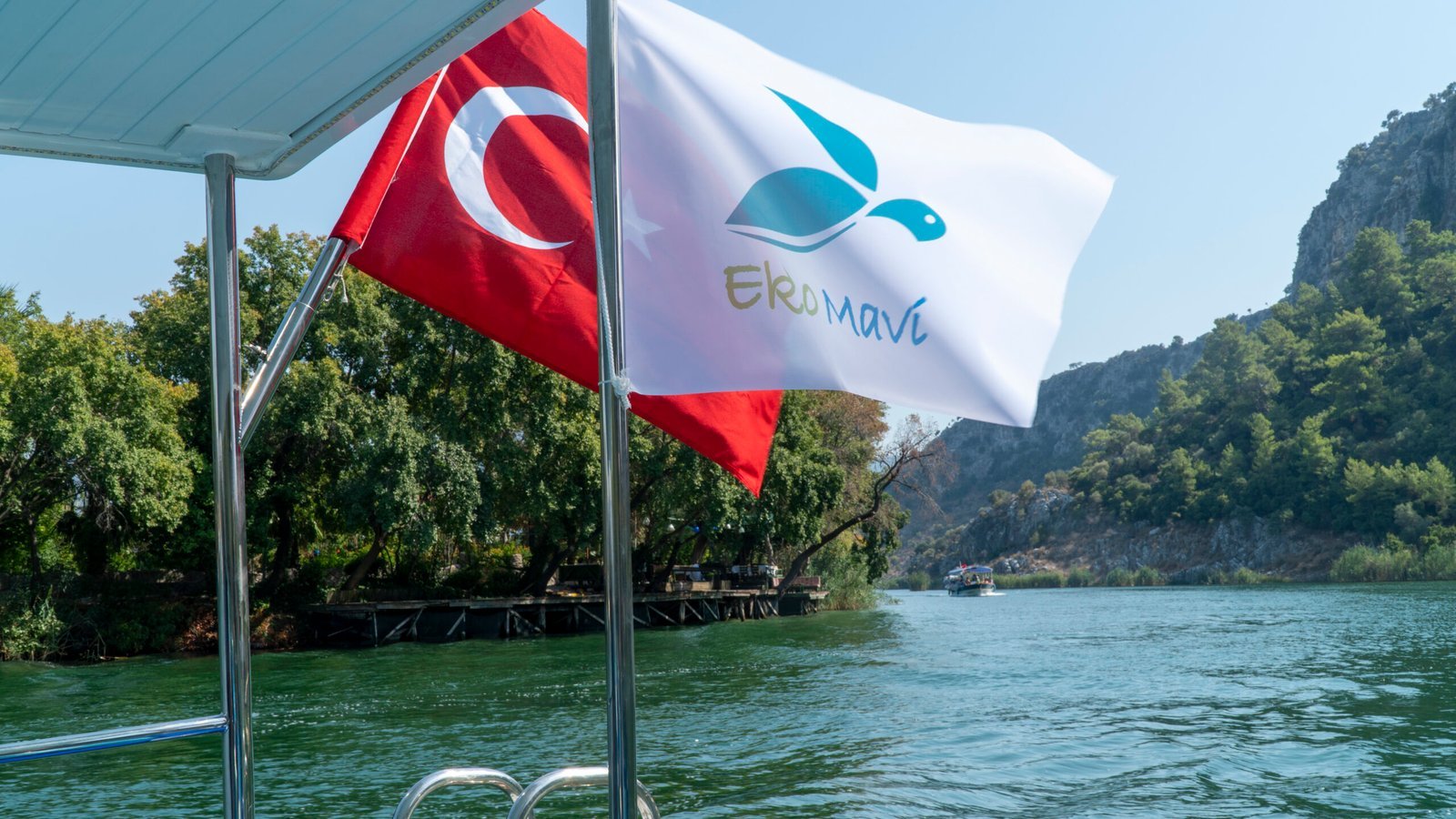 Eko Mavi teknesi ve bayraklar